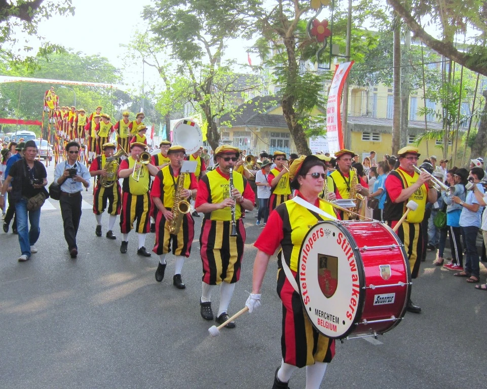 Những nghệ sĩ thích đi trên không ảnh 7